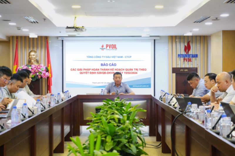 Ông Đoàn Văn Nhuộm, Tổng Giám đốc PVOIL chủ trì cuộc họp
