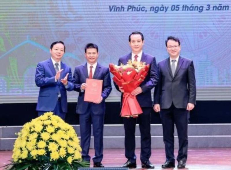 Phó Thủ tướng Chính phủ Trần Hồng Hà trao Quyết định phê duyệt Quy hoạch tỉnh Vĩnh Phúc thời kỳ 2021 - 2030, tầm nhìn đến năm 2050 cho lãnh đạo tỉnh Vĩnh Phúc.
