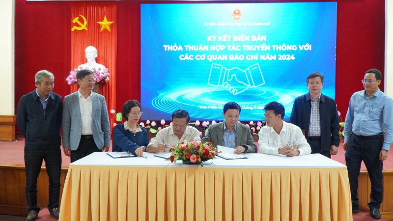 Ông Trần Minh Tích- Trưởng VPĐD Tạp chí Thương Hiệu& Công Luận tại Thừa Thiên Huế (người ngồi thứ 2 bên trái) thừa ủy quyền của Tổng Biên tập ký biên bản thỏa thuận