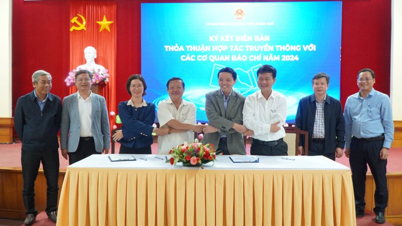 Tỉnh Thừa Thiên Huế ký biên bản hợp tác truyền thông với cơ quan báo chí năm 2024