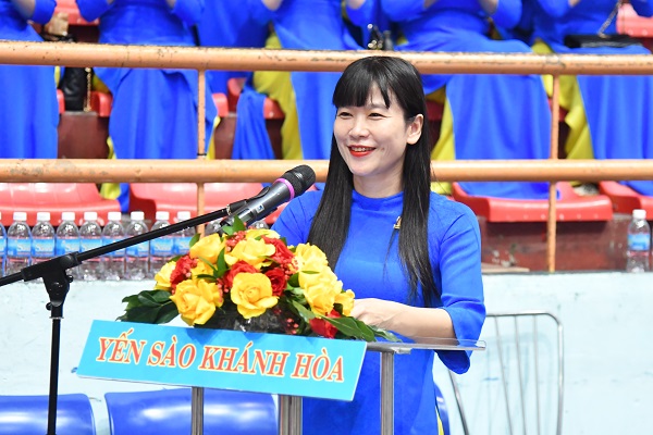 Bà Trịnh Thị Hồng Vân- Phó Tổng Giám đốc, Chủ tịch Hội phụ nữ công ty, Trưởng ban tổ chức phát biểu khai mạc.