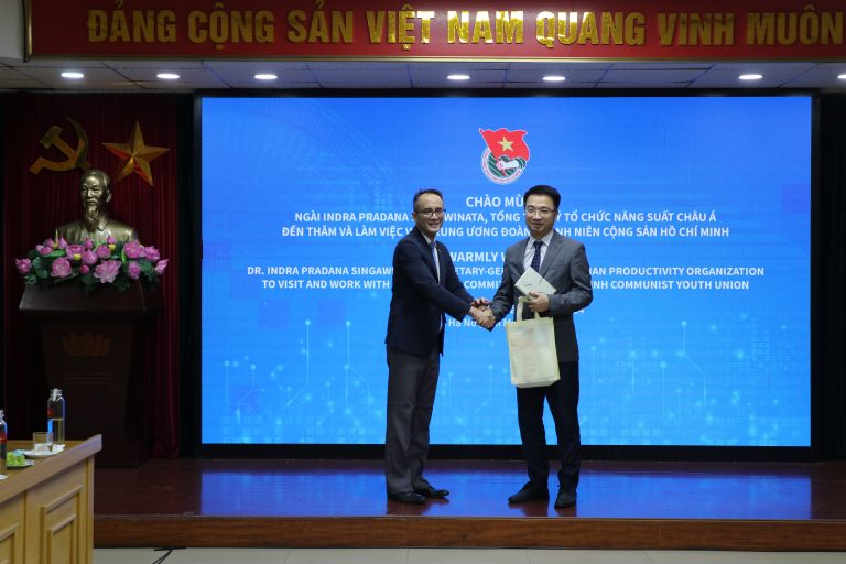 TS. Indra Pradana Singawinata - Tổng Thư ký Tổ chức Năng suất Châu Á (APO) tặng quà lưu niệm cho Trung ương Đoàn Thanh niên Cộng sản Hồ Chí Minh