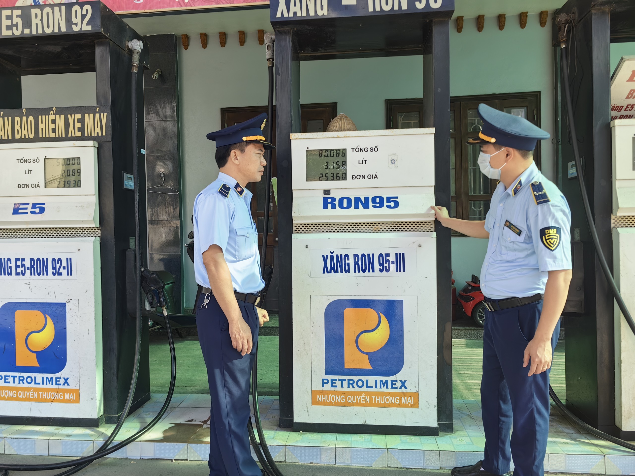 Đội Quản lý thị trường số 2 Nam Định kiểm tra cửa hàng kinh doanh xăng dầu