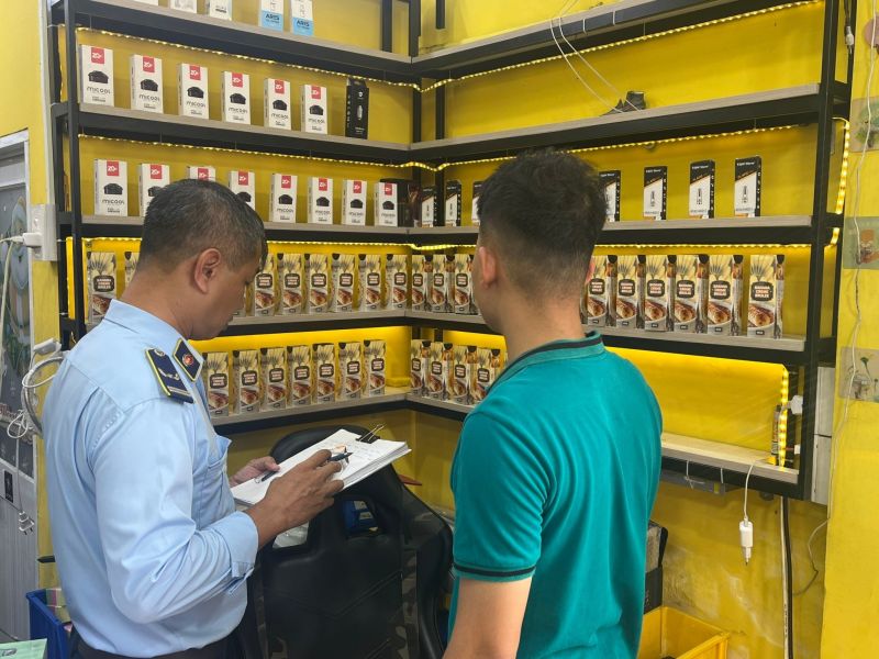 Kiểm tra, thu giữ hàng trăm sản phẩm thuốc lá điện tử tại TP. Hồ Chí Minh