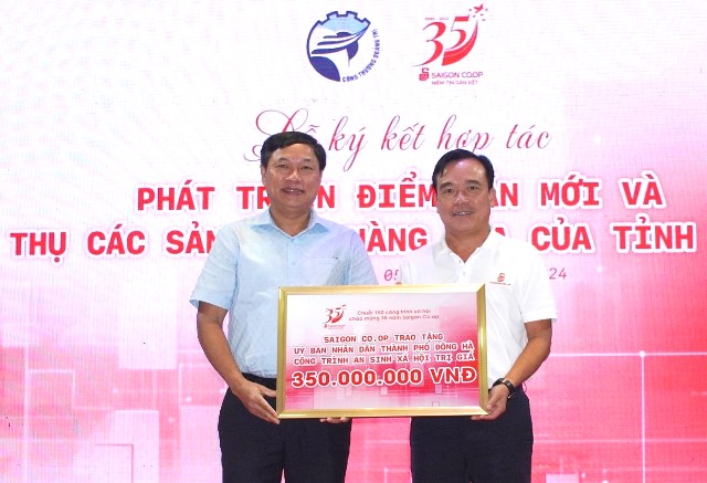 Dịp này, SaiGon Co.op trao tặng UBND TP Đông Hà công trình an sinh xã hội trị giá 350 triệu đồng.