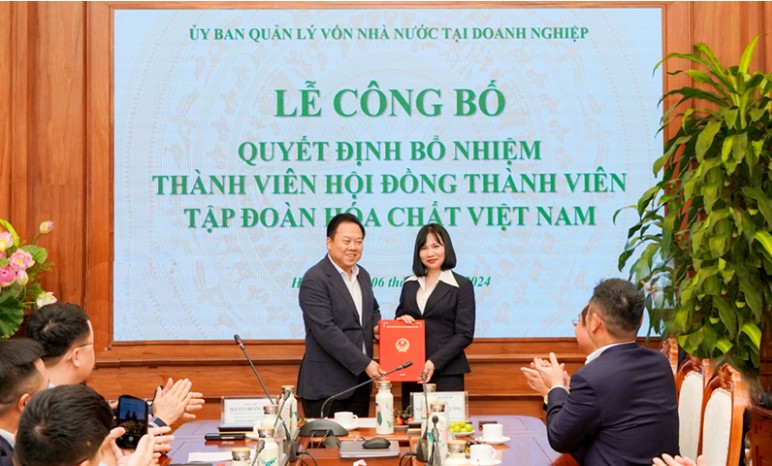 Chủ tịch Ủy ban QLVNN tại doanh nghiệp Nguyễn Hoàng Anh trao Quyết định cho bà Nguyễn Thị Thu Bình