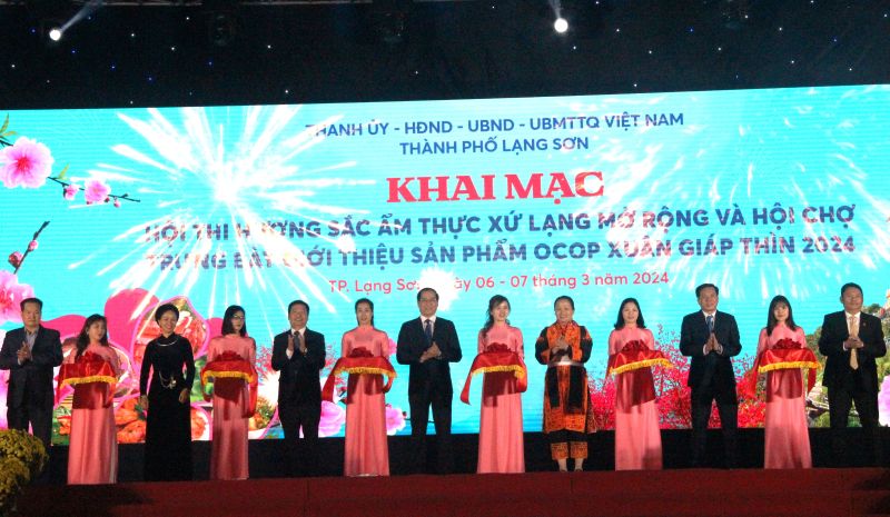 Các đại biểu tham gia cắt băng khai mạc hội thi