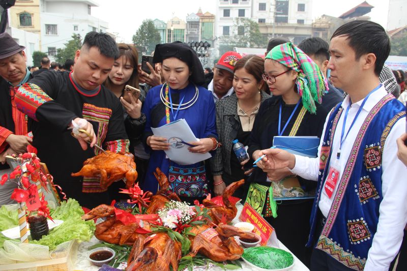 Ban Giám khảo chấm điểm phần thi vịt quay