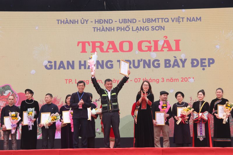 Ban Tổ chức trao giải nhất gian hàng trưng bày đẹp cho UBND huyện Cao Lộc, tỉnh Lạng Sơn
