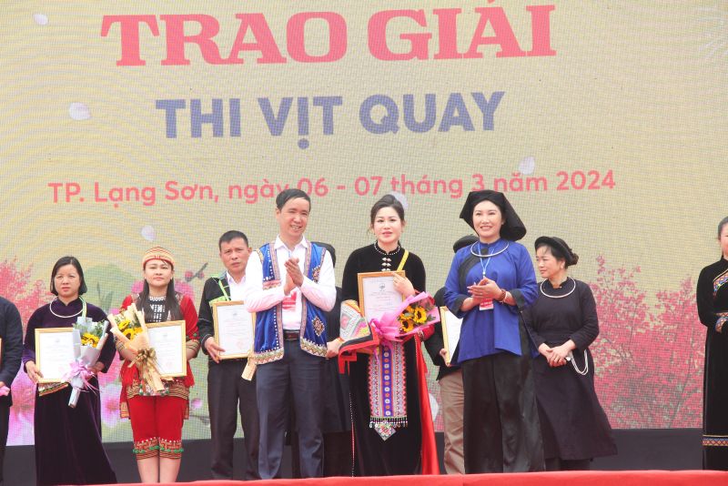 Ban Tổ chức trao giải nhất phần thi vịt quay cho cơ sở vịt quay Hồng Xiêm, thành phố Lạng Sơn