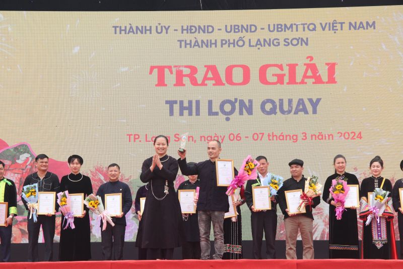 Bí thư Thành ủy Lạng Sơn Đoàn Thị Loan trao giải nhất phần thi lợn quay cho UBND huyện Tràng Định, tỉnh Lạng Sơn