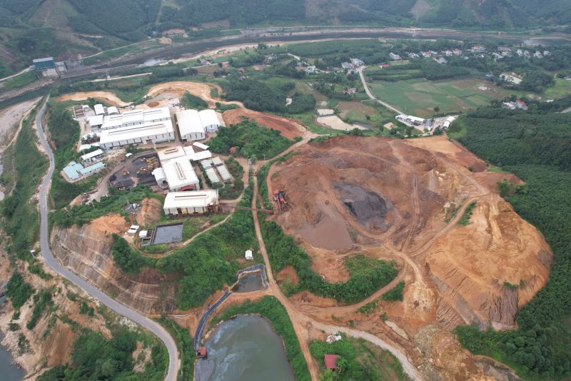 Mỏ đất hiếm bị khai thác trái phép tại Yên Bái