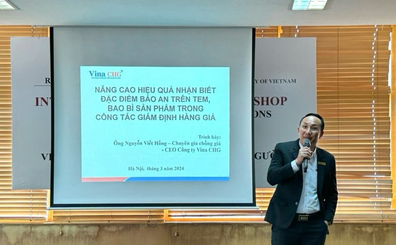 Ông Nguyễn Viết Hồng – Tổng giám đốc Vina CHG trình bày về các công nghệ chống hàng giả phổ biến và cách nhận biết các đặc điểm, dấu hiệu bảo an nhằm phục vụ cho công tác giám định, xác thực hàng giả.