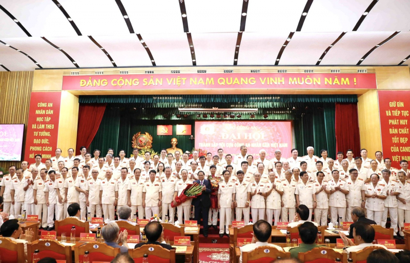 Thủ tướng Phạm Minh Chính; Bộ trưởng Tô Lâm tặng hoa chúc mừng Ban chấp hành Hội Cựu CAND Việt Nam nhiệm kỳ 2023-2028 (tháng 8/2023).