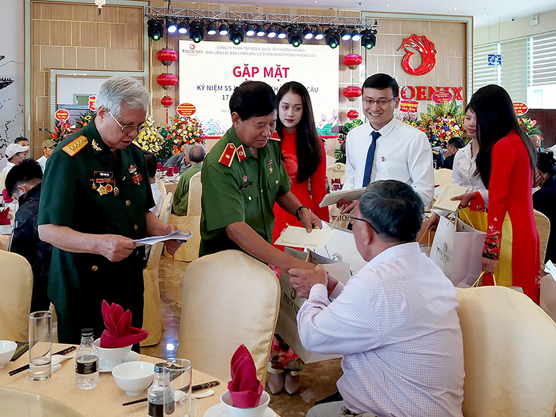 Công tác an sinh xã hội, tri ân người có công luôn được Hội cựu CAND quan tâm. Trong ảnh: Thiếu tướng Vũ Hùng Vương trao quà tặng các thân nhân liệt sỹ tại Bắc Ninh tháng 10/2022.