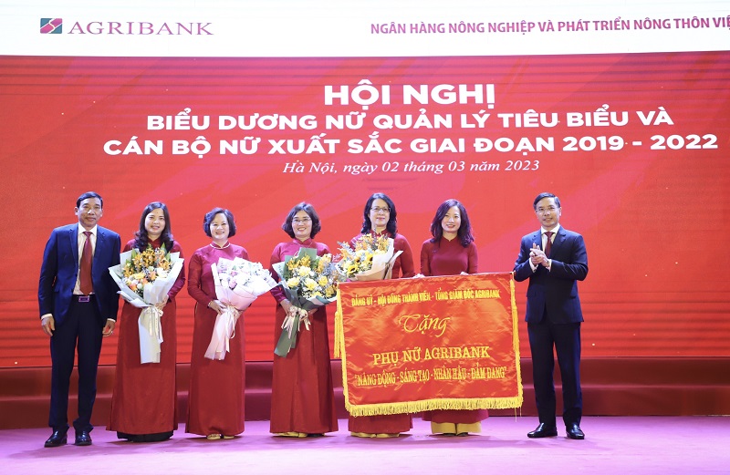 Đảng ủy - Hội đồng thành viên - Ban điều hành Agribank trao tặng Phụ nữ Agribank 8 chữ vàng: Năng động - Sáng tạo - Nhân hậu - Đảm đang