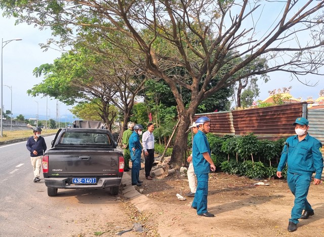 Ông Ngô Thành Tâm - Phó chủ tịch UBND xã Hòa Liên trực tiếp chỉ đạo tại hiện trường Ông Ngô Thành Tâm - Phó chủ tịch UBND xã Hòa Liên trực tiếp chỉ đạo tại hiện trường