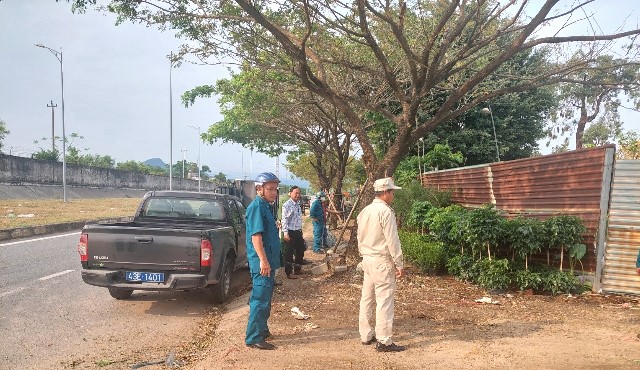 Đợt ra quân lần này với quyết tâm cao, mạnh tay và kiên quyết của lãnh đạo UBND xã Hòa Liên sẽ tháo dỡ triệt để những biển hiệu, quảng cáo, quầy quán tự phát toàn bộ nằm trên địa bàn của xã mà lâu nay vẫn chai lì và tồn tại Đợt ra quân lần này với quyết tâm cao, mạnh tay và kiên quyết của lãnh đạo UBND xã Hòa Liên sẽ tháo dỡ triệt để những biển hiệu, quảng cáo, quầy quán tự phát toàn bộ nằm trên địa bàn của xã mà lâu nay vẫn chai lì và tồn tại