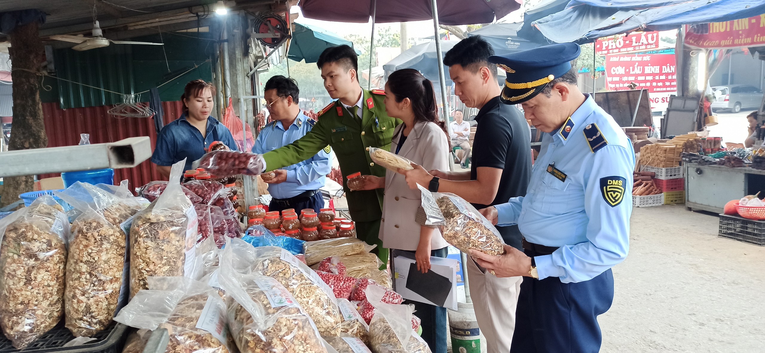 Cục Quản lý thị trường Lạng Sơn đẩy mạnh chống hàng lậu, hàng giả