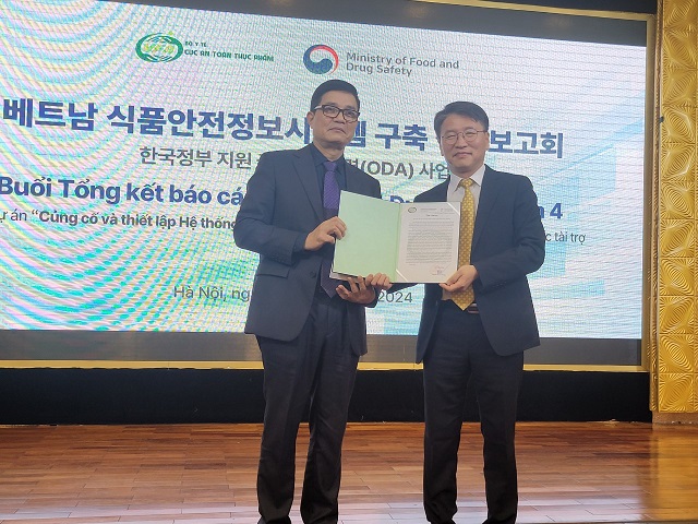 Lãnh đạo Bộ An toàn thực phẩm và Dược phẩm Hàn Quốc bàn giao tượng trưng hệ thống quản trị ATTP tại Việt Nam