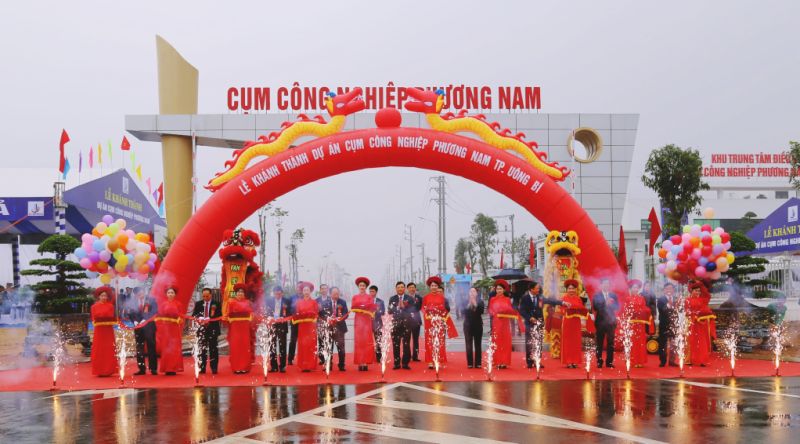 Các đại biểu cắt băng khành thành dự án Cụm Công nghiệp Phương Nam, TP Uông Bí.