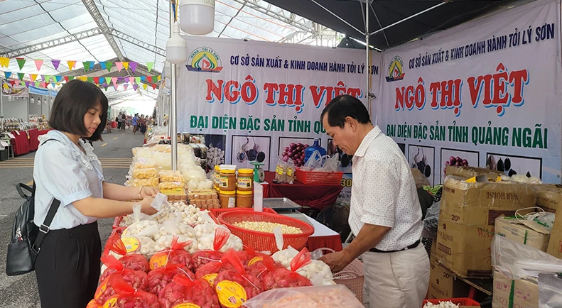 Khách hàng tới tham quan, mua sắm tại tuần hàng tư vấn, giới thiệu và xúc tiến tiêu thụ sản phẩm OCOP, làng nghề, nông sản thực phẩm an toàn năm 2023 được tổ chức ở quận Long Biên.