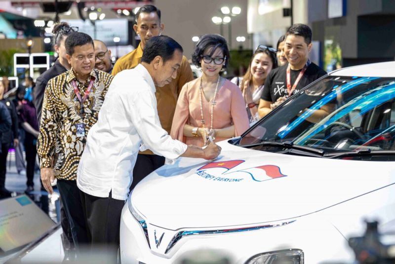 Tổng thống Indonesia Joko Widodo tham quan và ký tặng lên mẫu xe VF 5 trưng bày tại gian hàng VinFast. (Ảnh: VinFast Auto)