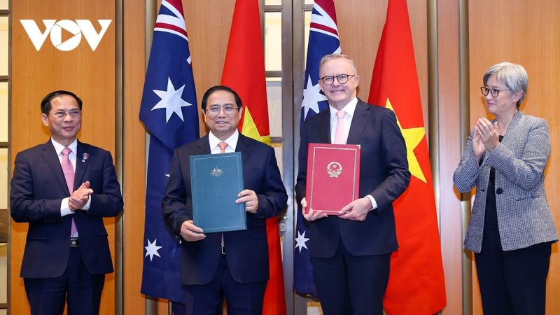 Thủ tướng Việt Nam Phạm Minh Chính và Thủ tướng Australia Anthony Albanese chụp ảnh lưu niệm sau khi ký nâng cấp quan hệ lên Đối tác chiến lược toàn diện. (Ảnh: Vũ Khuyên)