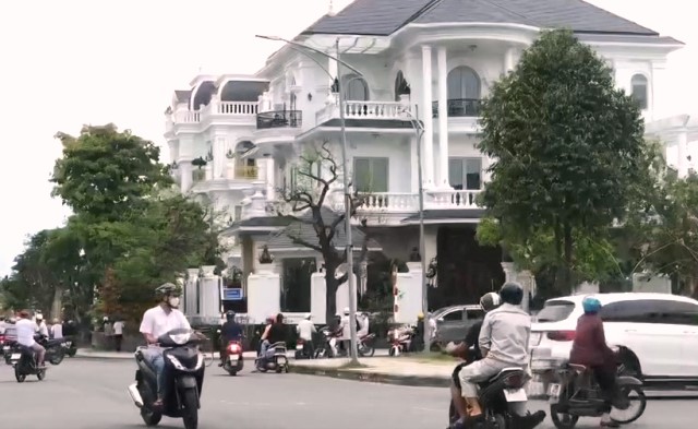 Nhiều người dân hiếu kỳ tập trung gần nhà ông Đặng Văn Minh