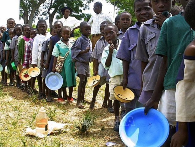 Trẻ em xếp hàng đợi nhận khẩu phần ăn do Chương trình Lương thực Thế giới tài trợ tại Harare, Zimbabwe.