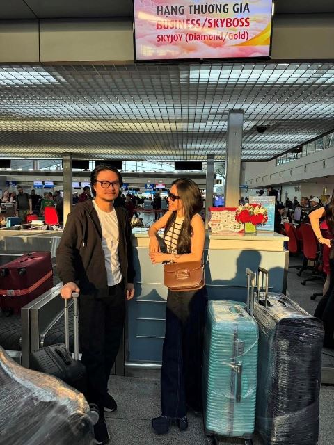 Vợ chồng đạo diễn Hoàng Nhật Nam- bà trùm hoa hậu Phạm Kim Dung đến Ấn Độ ủng hộ gà nhà