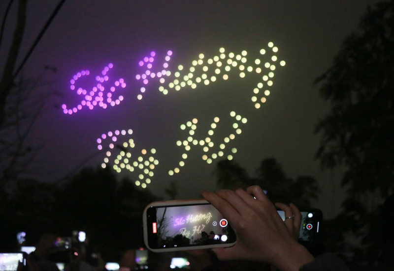 Khoảnh khắc “biển người” đổ về hồ Tây xem màn biểu diễn ánh sáng trên bầu trời