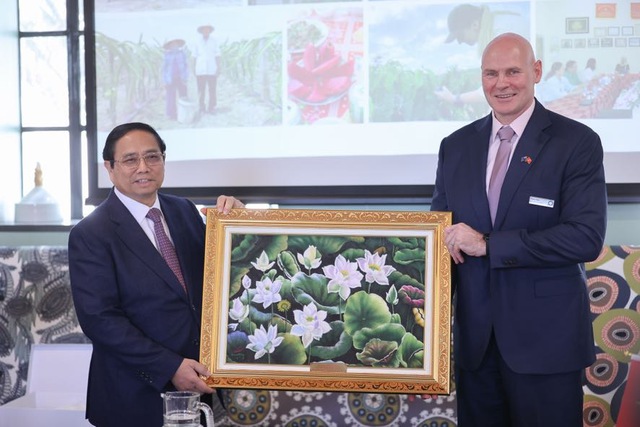 Thủ tướng tặng quà cho Trung tâm Nghiên cứu cây trồng và thực phẩm - Ảnh: VGP/Nhật Bắc