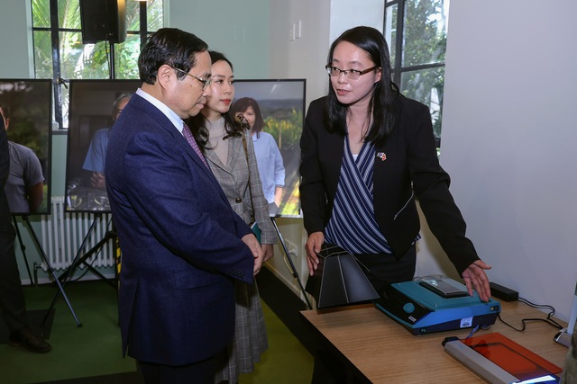 Thủ tướng Phạm Minh Chính thăm Trung tâm Nghiên cứu cây trồng và thực phẩm New Zealand. Ảnh VGP/Nhật Bắc.