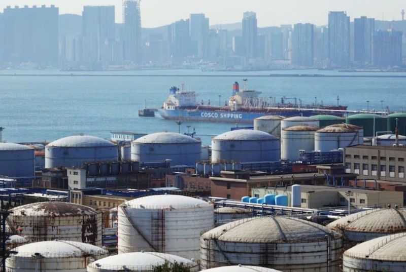 Khu vực thùng chứa dầu của Công ty hóa dầu Đại Liên thuộc Tập đoàn Dầu khí Quốc gia Trung Quốc (CNPC) tại thành phố Đại Liên, tỉnh Liêu Ninh, Trung Quốc.