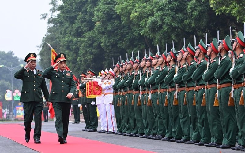 Đại tướng Phan Văn Giang, Ủy viên Bộ Chính trị, Phó bí thư Quân ủy Trung ương, Bộ trưởng Bộ Quốc phòng duyệt đội danh dự tại Lễ thành lập Quân đoàn 12 - Quân đoàn tinh, gọn, mạnh đầu tiên của Quân đội nhân dân Việt Nam.