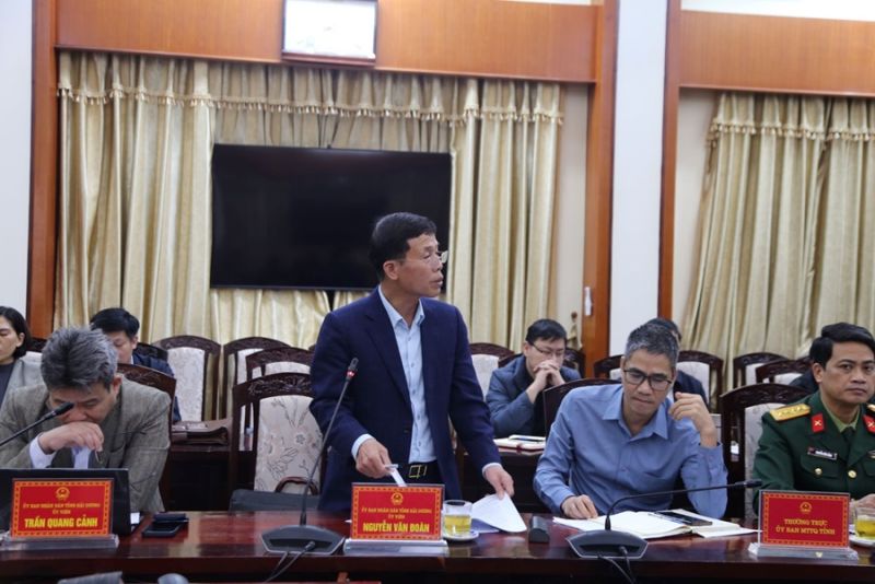 Giám đốc Sở Xây dựng Nguyễn Văn Đoàn báo cáo tại phiên họp