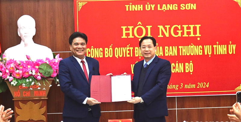 Đồng chí Hoàng Văn Nghiệm, Phó Bí thư Thường trực Tỉnh ủy, Trưởng Đoàn đại biểu Quốc hội tỉnh trao Quyết định của Ban Thường vụ Tỉnh ủy về điều động, bổ nhiệm cán bộ cho đồng chí tân Phó trưởng Ban Nội chính Tỉnh ủy