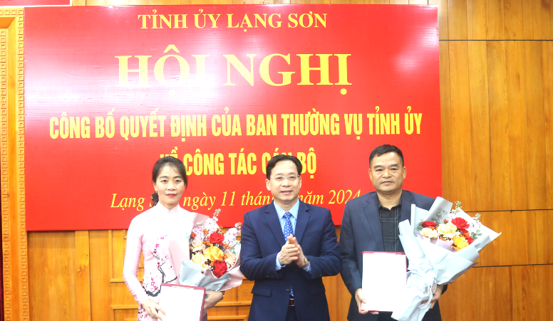 Đồng chí Hoàng Văn Nghiệm, Phó Bí thư Thường trực Tỉnh ủy, Trưởng Đoàn đại biểu Quốc hội tỉnh trao Quyết định và tặng hoa chúc mừng các đồng chí tân Phó Chánh Văn phòng Tỉnh ủy