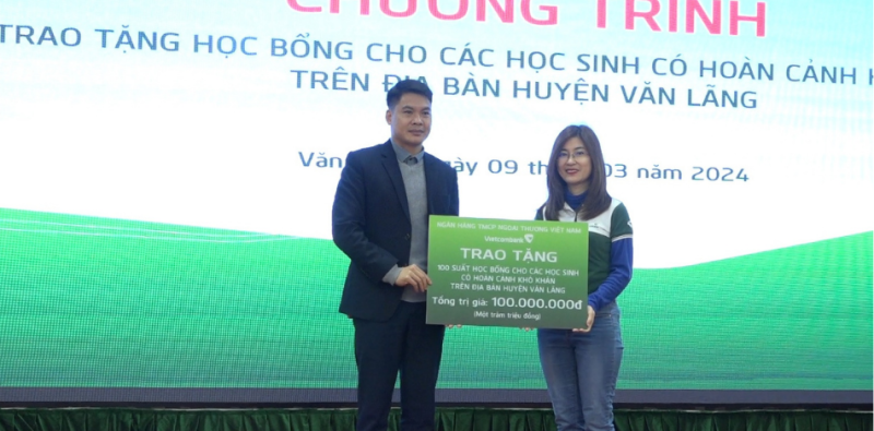 Lãnh đạo Ngân hàng TMCP Ngoại thương Việt Nam trao biểu trưng 100 triệu đồng cho lãnh đạo Phòng Giáo dục và Đào tạo huyện Văn Lãng
