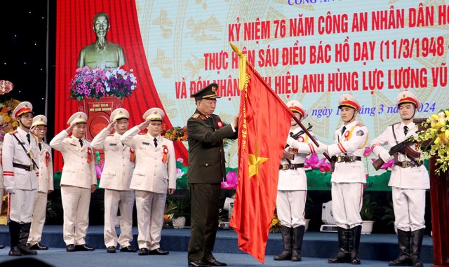 Thừa ủy quyền Chủ tịch nước, đồng chí Đại tướng Tô Lâm - Bộ trưởng Bộ Công an đã trao tặng danh hiệu Anh hùng Lực lượng vũ trang Nhân dân cho Công an tỉnh Nghệ An.