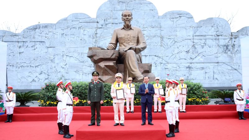 : Mai Sơn, Phó Chủ tịch Thường trực UBND tỉnh; Đại tá Nguyễn Quốc Toản, Giám đốc Công an tỉnh trao