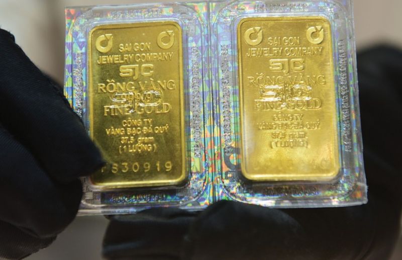 Gi&aacute; v&agrave;ng thế giới hiện tăng 30% so với cuối năm 2022, k&eacute;o gi&aacute; v&agrave;ng trong nước tăng theo