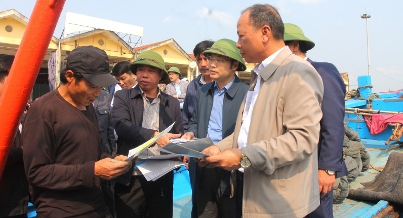Đoàn tuyên truyền về quy định của pháp luật về chống khai thác IUU cho tàu thuyền tại cảng cá Lạch Bạng.