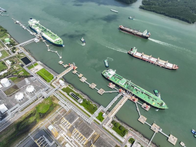 Chuyến tàu LNG nhập khẩu đầu tiên cập cảng LNG Thị Vải 1 triệu tấn.
