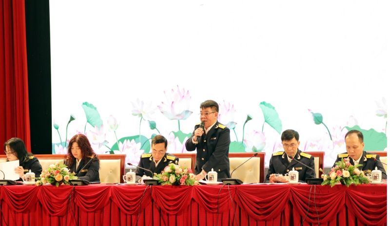 Đại diện lãnh đạo, các phòng, ban chuyên môn của Cục Thuế tỉnh trả lời câu hỏi của doanh nghiệp