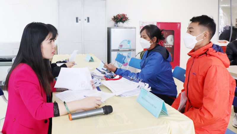 Cán bộ Trung tâm dịch vụ việc làm tỉnh Bắc Giang tư vấn, giới thiệu việc làm cho lao động