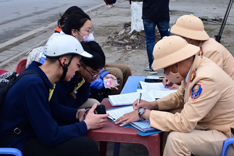 Xử lý nghiêm các trường hợp điều khiển phương tiện đua xe trái phép, lạng lách, đánh võng, phóng nhanh vượt ẩu