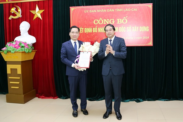 Chủ tịch UBND tỉnh Trịnh Xuân Trường trao Quyết định và tặng hoa đồng chí tân Giám đốc Sở Xây dựng
