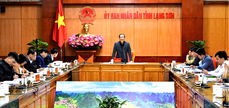 Phó Chủ tịch Thường trực UBND tỉnh Lạng Sơn, Dương Xuân Huyên chủ trì cuộc họp.